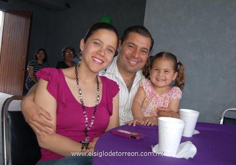 09042012 NATALIA , Héctor y la pequeña Ana Sofía.