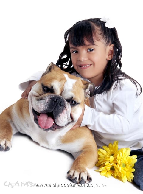 06042012 LA PEQUEñA  festejada junto a su perrito Doky.