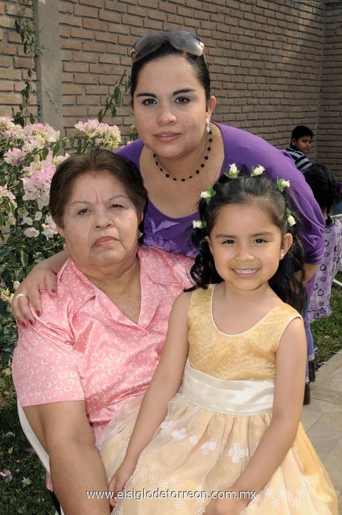 07042012 ESTHER  Neri de Martínez, su hija Velia y su nieta Daniela.