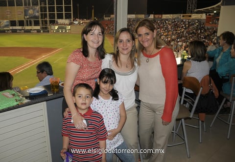 07042012 ANDRéS , Anny, Cristy, Celia y Ana Cris, fueron captados por la lente de El Siglo.
