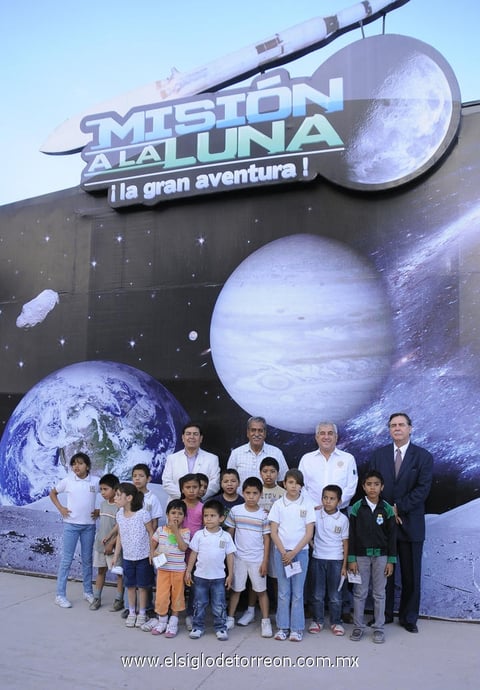 06042012 GUILLERMO  Contreras, Raúl Pérez, Rafael Díaz y Donato Gutiérrez guiando a los niños de Casa Sonrisa por un mágico recorrido.