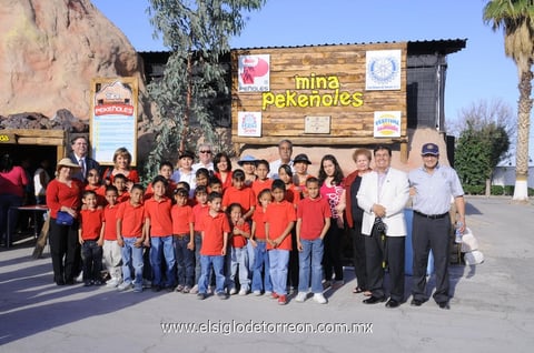 06042012 NIñOS  del Albergue del Padre Manuelito disfrutando de la Feria de la Alegría.