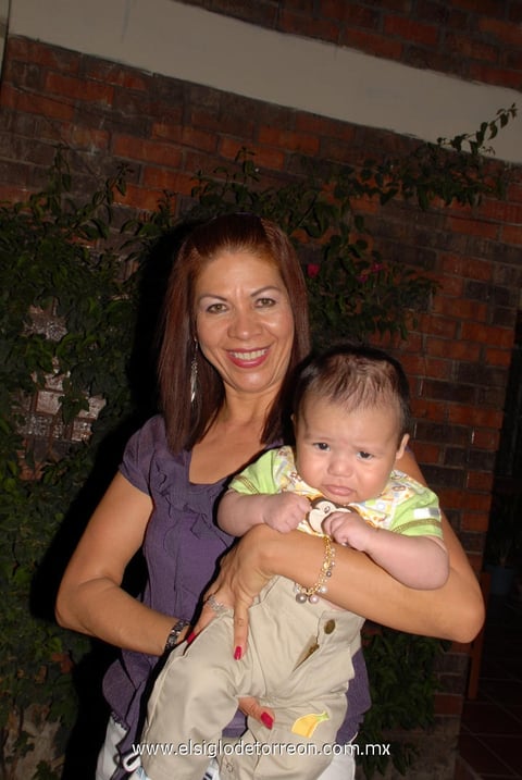 07042012 LULú  Lozano Valles en su fiesta de cumpleaños, con su nieto.
