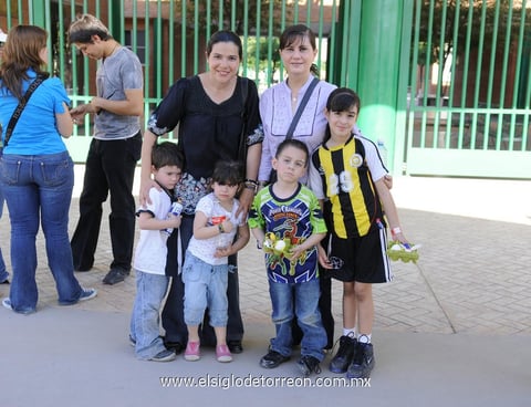 08042012 ROSA ISELA , Mariángel, Fresa, Pablo, Isabella y Otto.