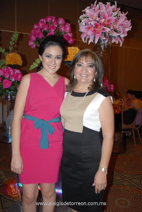 07042012 LUCERO  Macías en su festejo prenupcial junto a Luz Elena de Macías.