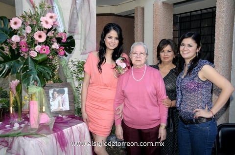 07042012 LUZ ADRIANA  Rojas Cisneros en compañía de su abuelita, su mamá y su hermana, durante su despedida de soltera.