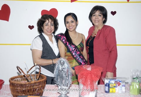 07042012 PAMELA SARAHí  Reyes Ortiz en compañía de las organizadoras de su festejo prenupcial: Lourdes Alvarado y Victoria Sierra.