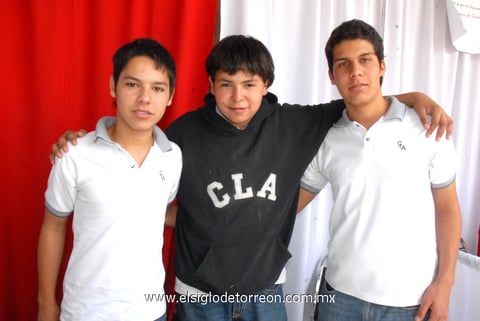 07042012 MARCO , Alejandro y David, convivieron entre compañeros de escuela.