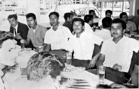 COMPAÑEROS en el primer aniversario de una compañía refresquera en mayo de 1966.