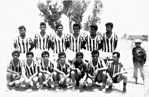 MANUEL Chavarra, Ismael Mercado, Ignacio Cervantes, Ismael López, Humberto Chavarra, Juan Abel Hernández, Chalo, Javier Chavarra, Armando Chavarra (f), Jorge Chavarra (f), Luis López, Jesús López (f), Santiago Rubio (f) y Llemas, del equipo Santa Fe en el año de 1962.