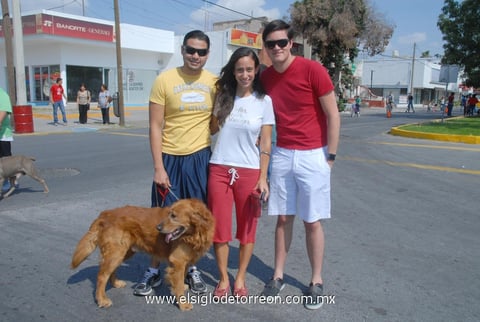 11042012 ANDRéS , Pamela y Luis, con su mascota.