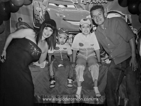 11042012 ALEX  en su fiesta con motivo de su segundo cumpleaños junto a Brenda, Daniela y César.