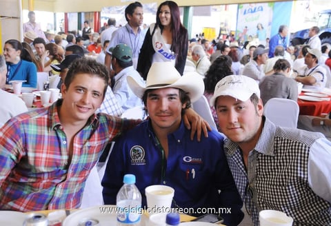 12042012 JAVIER , Humberto e Isaac, fueron captados en agradable convivencia.