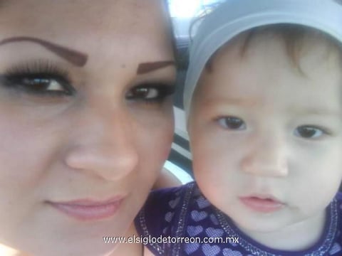 12042012 SHARON  Piña y su mami Érika Esparza.