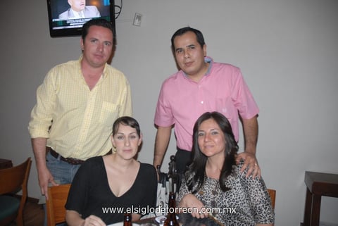 12042012 RAFAEL  Paredes Ruiz y Maribel Jaidar de Paredes; Gerardo González y Marcela de González.