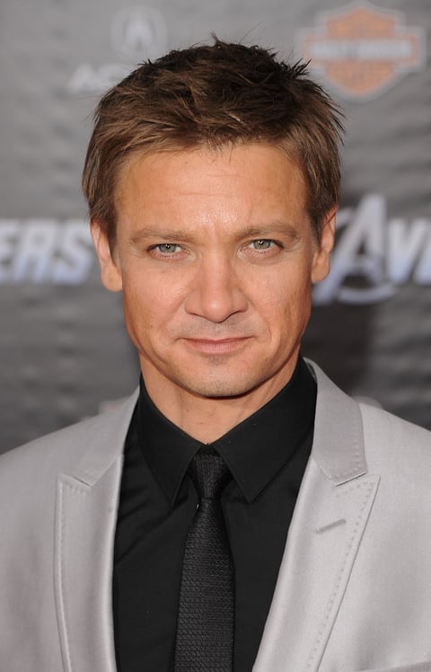 El actor Jeremy Renner llegó a la afombra roja, en la película interpreta Ojo de Halcón.