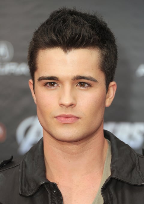 El joven actor Spencer Boldman llegó a la alfombra roja cautivando a todas sus fans.