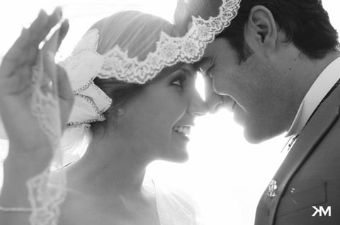 SRITA. ANA CAROLINA  Dávila Machain y Sr. Ricardo Armando Bazán González, el dí­a de su boda.- 


Studio MK