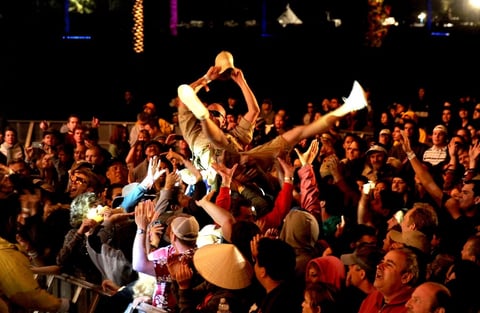 Los jóvenes asistentes al festival gozan de un gran ambiente con los multiples conciertos.