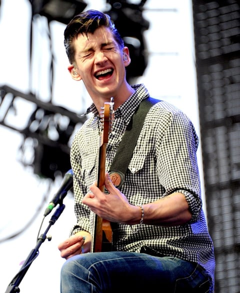 Alex Turner de Arctic Monkeys lució energético durante su actuación llevándose la ovación de los asistentes.