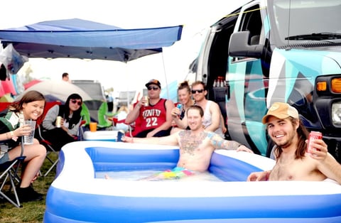Los asistentes al Festival Coachella viven un gran ambiente antes de iniciar la jornada musical.