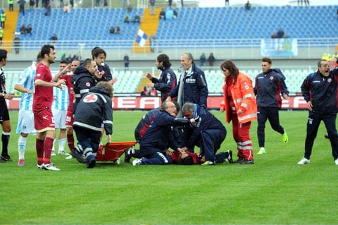 Los médicos utilizaron un desfibrilador para atender al futbolista.