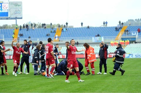 Morosini cayó al césped a los 31 minutos y recibió atención médica urgente en la cancha.