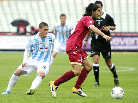 El volante del Livorno, Piermario Morosini, falleció tras sufrir un infarto durante un partido contra Pescara por la Serie B.