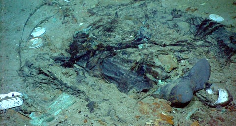 Posiblemente se incrustaron restos humanos en el lodo del fondo marino cercano al sitio donde el Titanic se hundió hace 100 años, dijo un funcionario estadounidense.