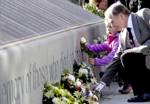 En  Halifax, Canadá, centenares de personas acudieron al cementerio Fairview Lawn para rendir tributo a las víctimas del naufragio que están enterradas en el camposanto.