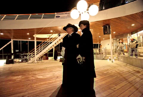 Los tripulantes lucieron prendas de la época del Titanic.