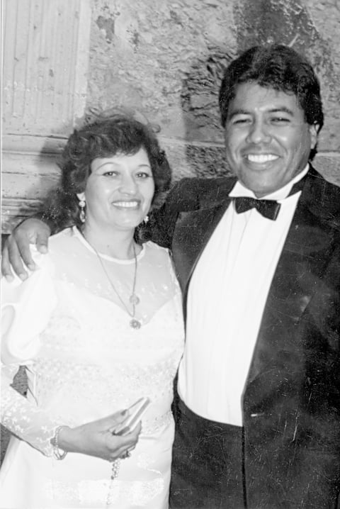 DORA  Alicia Sánchez de Arriaga y Pedro Antonio Arriaga Reyes (f) en una fotografía del 27 de diciembre de 1986  cuando celebraron quince años de casados.