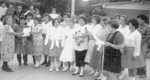PERSONAL docente de la Escuela Primaria Don Mariano Matamoros de la colonia Jacarandas: María Luisa (f), Isabel, Juanita, Marilú, Marinita, Hilda, Nena, Lupita, Josefina, Geno, Juanita, Bety, Paty, Rosalba y Rosy caracterizadas de niñas para divertir a los alumnos con motivo del Dí­a del Niño en el año de 1981.