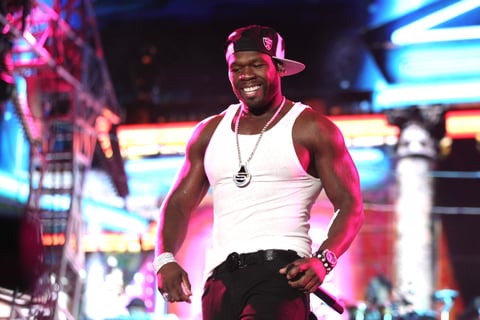 50 Cent apareció en el escenario principal del festival para hacer sonar "In The Club" y Eminem intervino en "I Need a Doctor", "Forgot About Dre" y "Till I Collapse".