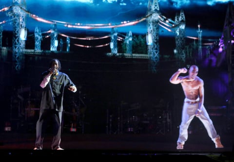 Dr. Dre y Snoop Dogg echaron mano de la tecnología para resucitar al legendario rapero Tupac Shakur a través de un holograma durante el cierre de la 13a edición del Festival Coachella.