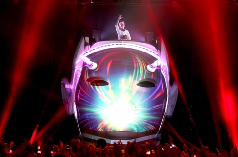 El famoso DJ AVICII ofreció un impresionante espectáculo.