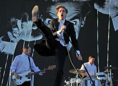 The Hives puso a bailar a miles de personas reunidas en el escenario principal.
