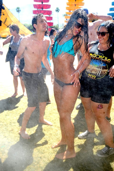 Jóvenes vivieron un gran ambiente en el cierre del Coachella 2012.