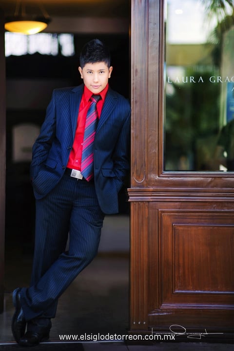 14042012 José Luis Hernández Castañeda en una foto de estudio con motivo de sus quince años.- Estudio Laura Grageda