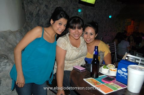 14042012 KARINA  Mireles, Ana Ceci Santoyo y Cynthia Vertiz.