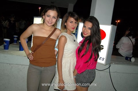 15042012 MARCELA  Villegas, Carolina Limón y Gabriela Guerrero, disfrutaron de noche disco.