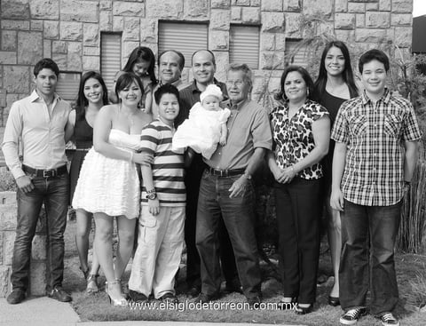14042012 LA PEQUEñA  Natasha Rodríguez Salinas acompañada por sus familiares en su celebración de bautizo.