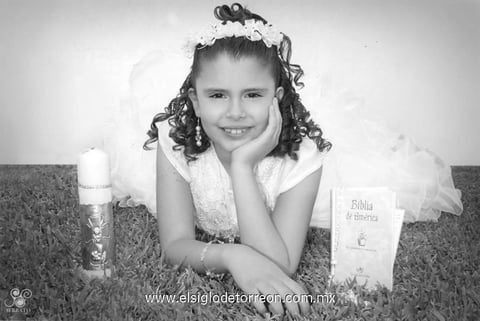 15042012 ANAPAULA  Poblano Lara, en una fotografía de estudio con motivo de su Primera Comunión, que se efectuó el sábado 17 de marzo, siendo sus padrinos: Elvira Vargas y Alfonso Poblano.