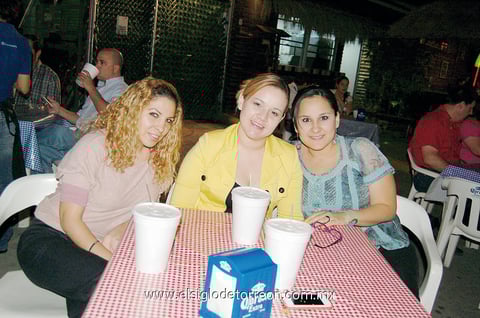 15042012 FAHRA  Alvarado, Karla Mendoza y Ana Cristina Muñoz.