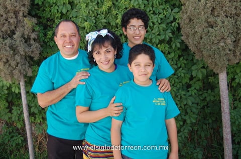 18042012 ÉDGAR , Adriana, Édgar y Eduardo Barker.