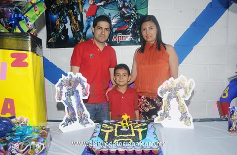 18042012 MARCELA  Ruiz del Río en su piñata acompañada de sus papás Patricia del Río de Ramírez y Eduardo Ruiz Gutiérrez, y de su pequeña hermanita.