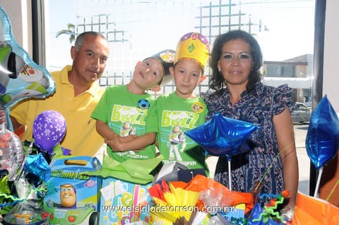 18042012 EMILIANO  y Sebastián Ramírez Martínez fueron festejados por sus papás Arturo Ramírez García y Verónica Martínez Gómez.