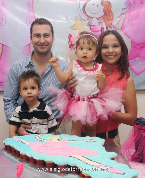 18042012 RENATA  Acosta en su piñata en compañía de sus papás Ricardo Acosta y Sheyla de Acosta, así como su hermanito Santiago.