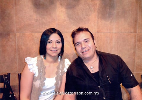 18042012 ELY  Valverde y Lalo Lombas en una muestra gastronómica.
