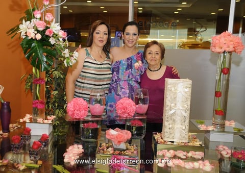 18042012 MARU  Córdova de Carreón durante su festejo de canastilla junto a las anfitrionas: su mamá María Eugenia Muñiz de Córdova y su abuelita María Eugenia Rincón de Muñiz.